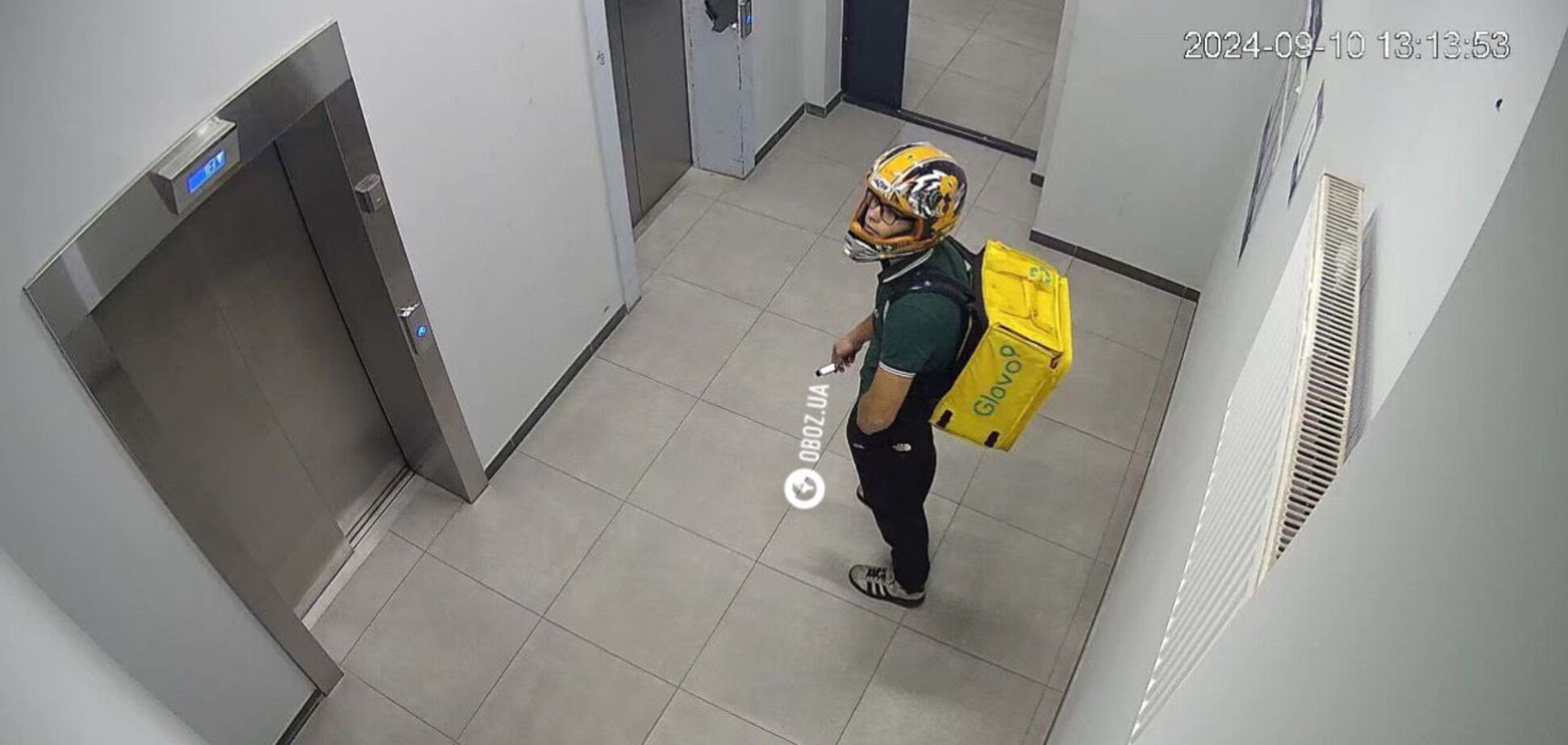 У Києві кур'єр 'Глово' надзюрив у під'їзді після виконання замовлення: в компанії лише вибачились. Фото і відео