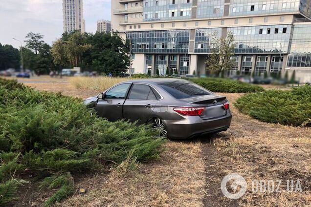 В Киеве пьяный водитель легковушки на скорости вылетел на клумбу