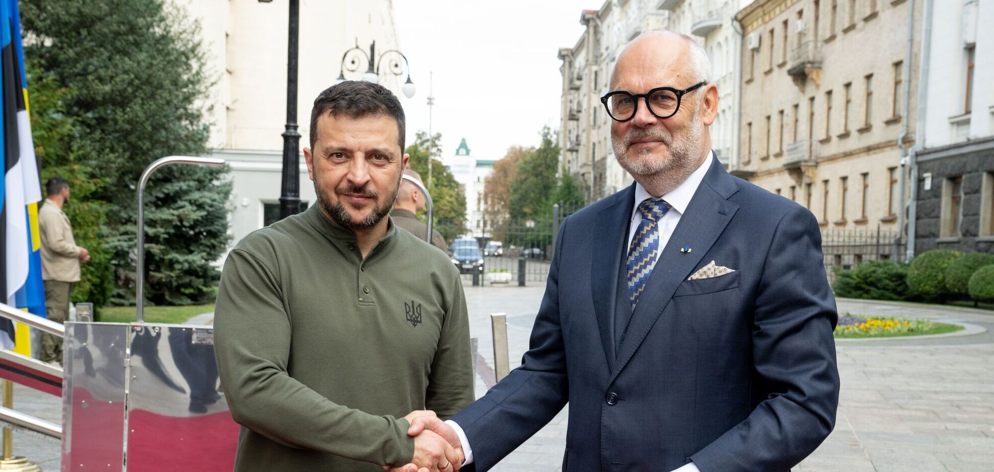 Президент Естонії прибув з візитом у Київ і заявив про підтримку зняття обмежень на застосування наданої Україні зброї. Фото