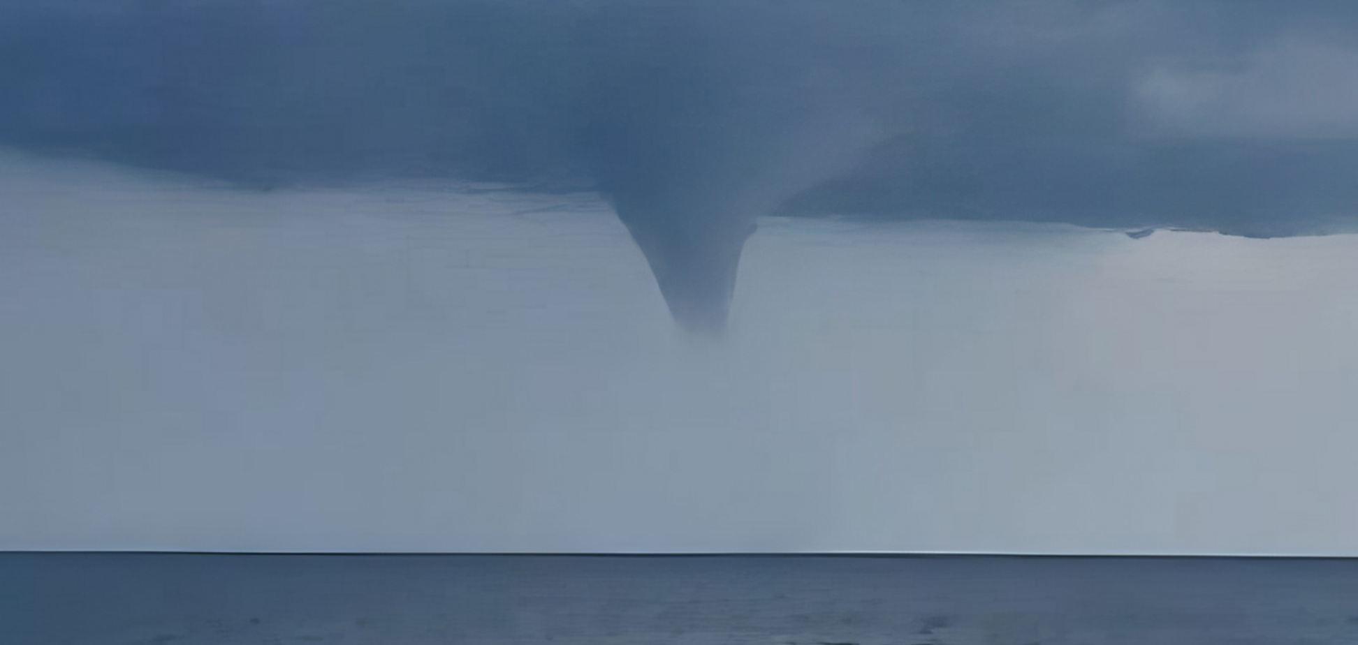 В Одесі над морем помітили смерч: професор дав пояснення. Фото і відео