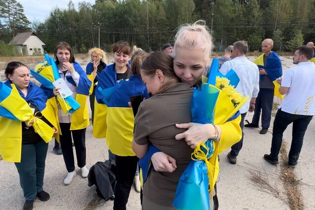 Самый счастливый момент для семей: после двух лет плена в Украину вернулись бойцы 'Азова'. Фото