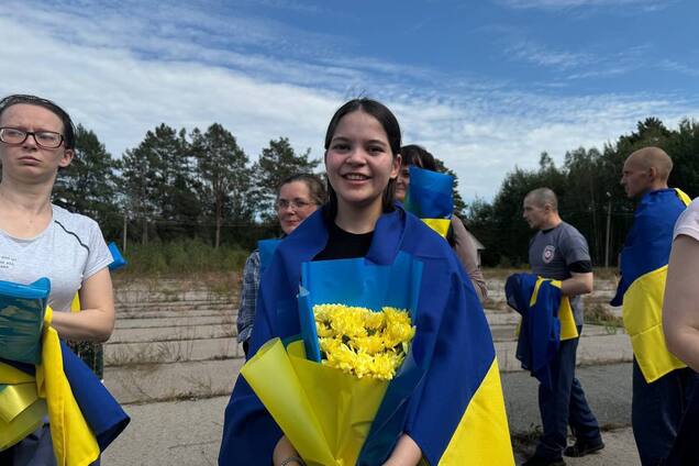 Хотіла відвідати хворого батька в Криму, а потрапила під суд окупантів: з російського полону повернули Леніє Умерову. Фото