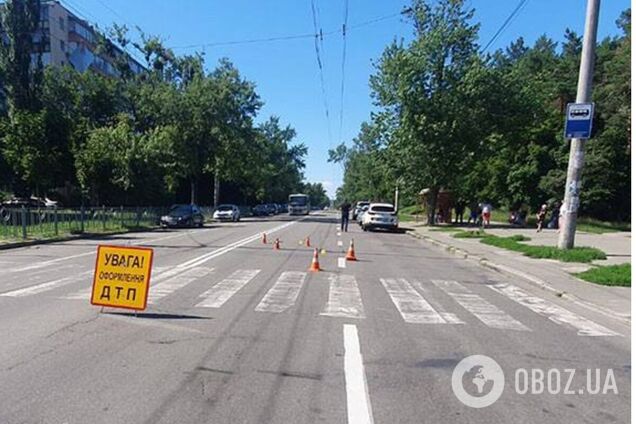 Водитель BMW сбил ребенка на пешеходном переходе.