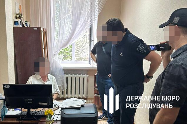 Наладил 'схему': в Кропивницком разоблачили главу ВВК и врача, которые продавали 'белые билеты' военнообязанным. Фото