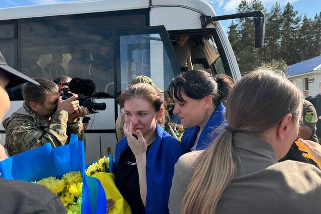 Сльози, обійми і синьо-жовті прапори: Лубінець показав зворушливе відео з українцями, яких вдалося повернути з полону РФ