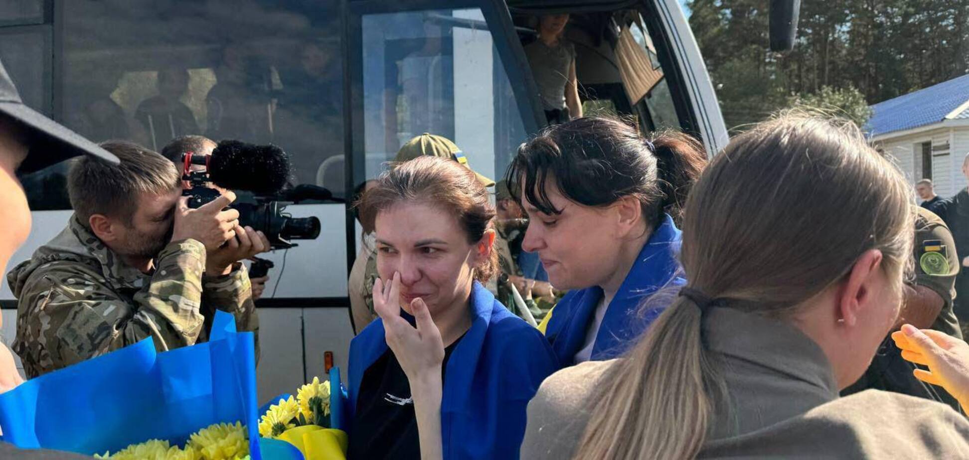 Слезы, объятия и сине-желтые флаги: Лубинец показал трогательное видео с украинцами, которых удалось вернуть из плена РФ