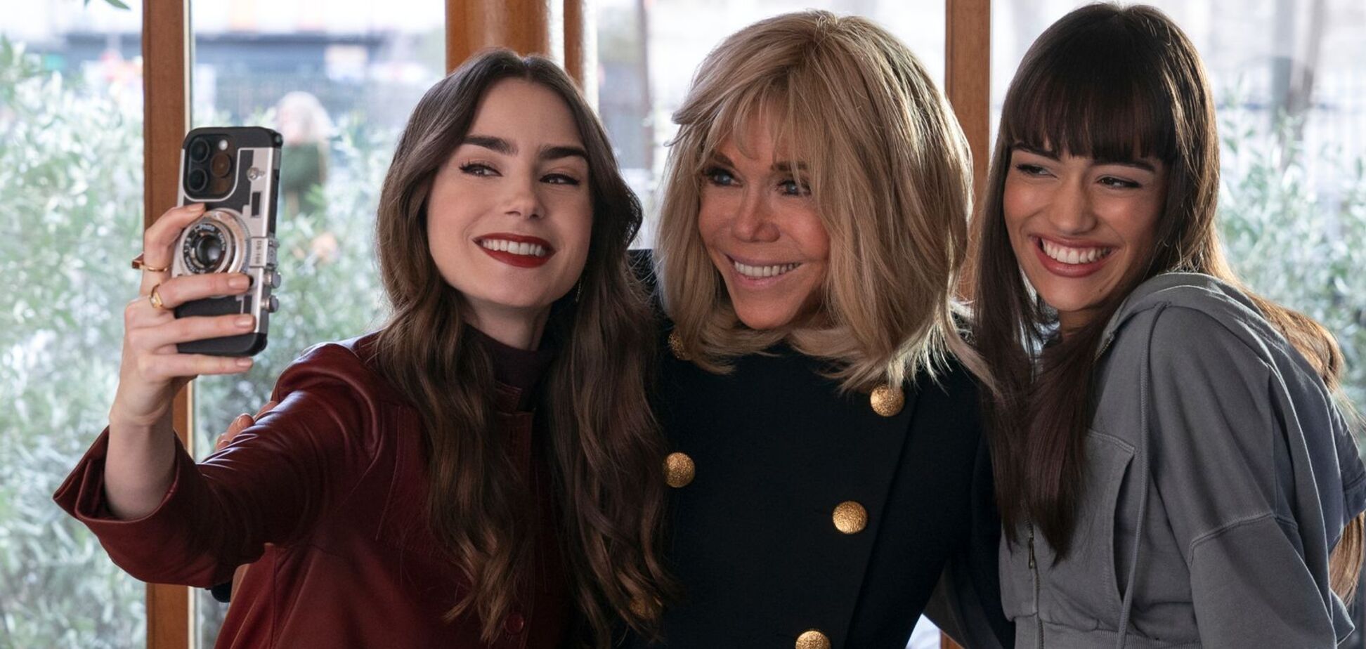 Стало відомо, яку роль відвели Бріжит Макрон в 'Емілі в Парижі': перша леді Франції зʼявилася на 30 секунд. Відео