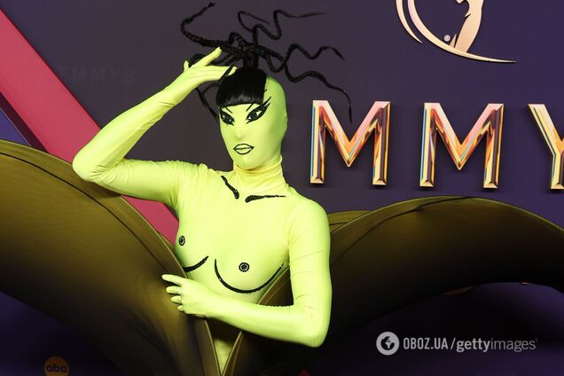 Який вигляд мав найдивніший образ на 'Еммі' цього року, що вже став мемом. Фото