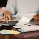 ИП рассчитывает налоги. Иллюстрация