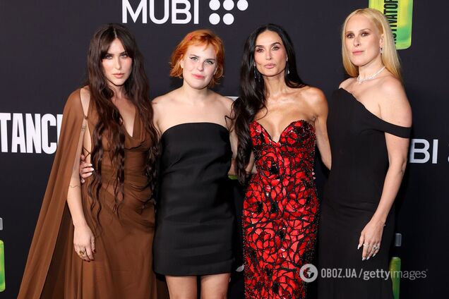 Деми Мур вышла на красную дорожку с тремя дочерьми от Брюса Уиллиса, не похожими друг на друга. Редкие фото