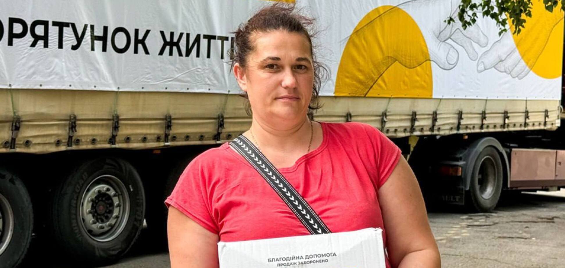 "Помощь – это вопрос выживания": переселенцам из Селидового в Каменском выдали проднаборы от Фонда Рината Ахметова