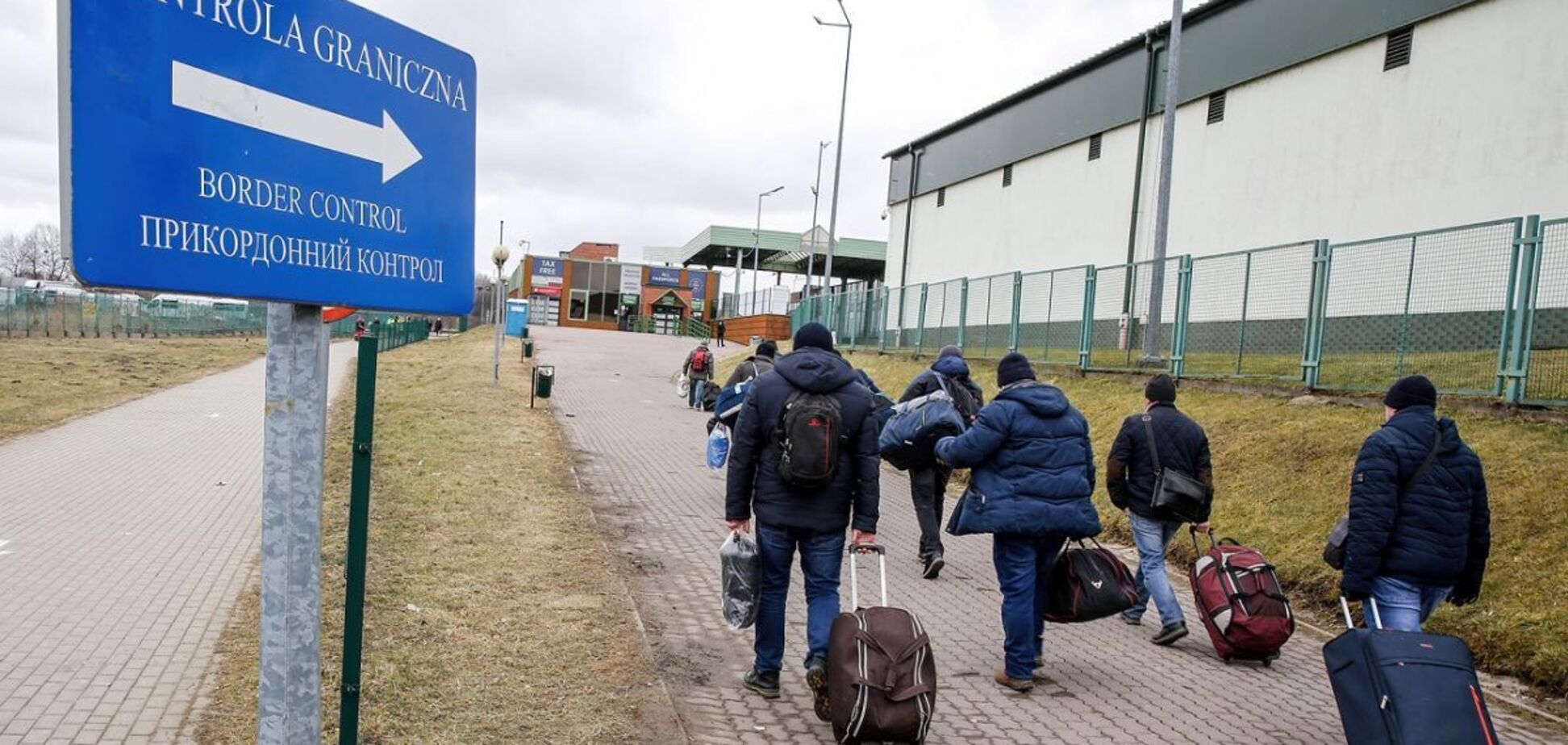 Скільки українців готові переїхати до США або ЄС у разі отримання громадянства: результати опитування