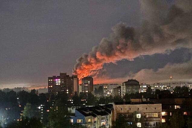 В российском Ярославле горит склад горюче-смазочных материалов. Фото и видео