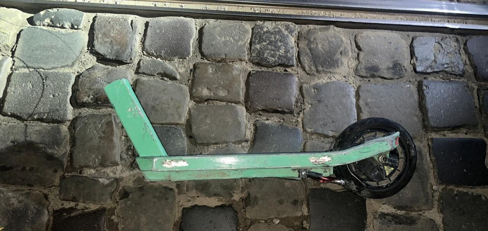 Авто сбило подростков, которые ехали на электросамокате