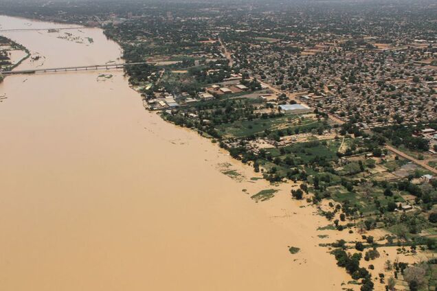 У Нігерії затонуло пасажирське судно: щонайменше 60 людей загинуло