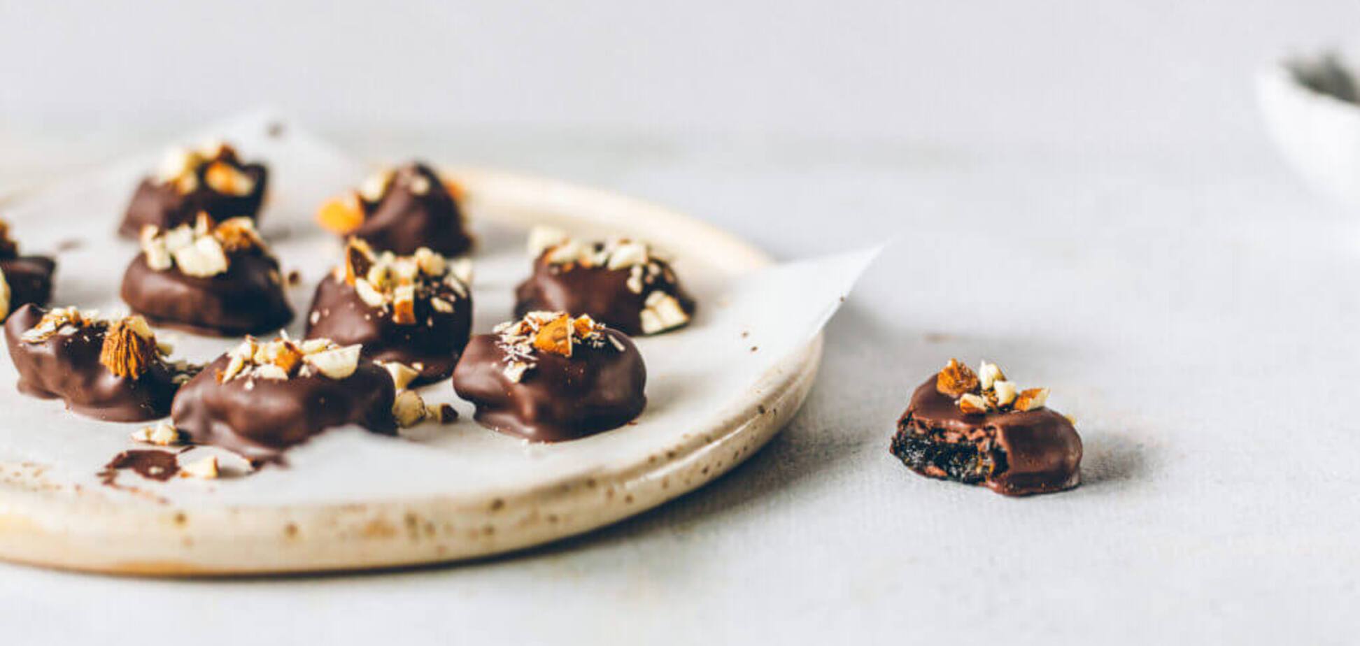 Полезные конфеты из чернослива и орехов для детей: готовятся без муки и сахара