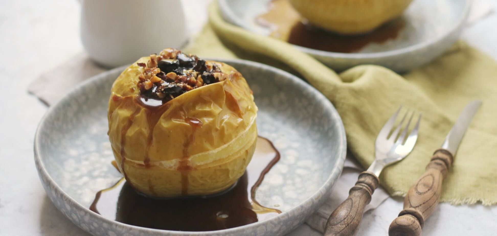 Найкорисніший осінній десерт для дітей: як смачно запекти яблука з сиром та медом