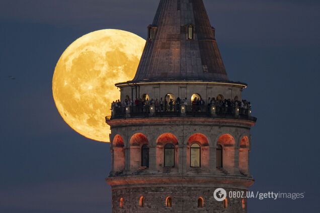 Это что-то внеземное! Какой люди запомнят сказочную Урожайную Суперлуну 2024 года. Фото