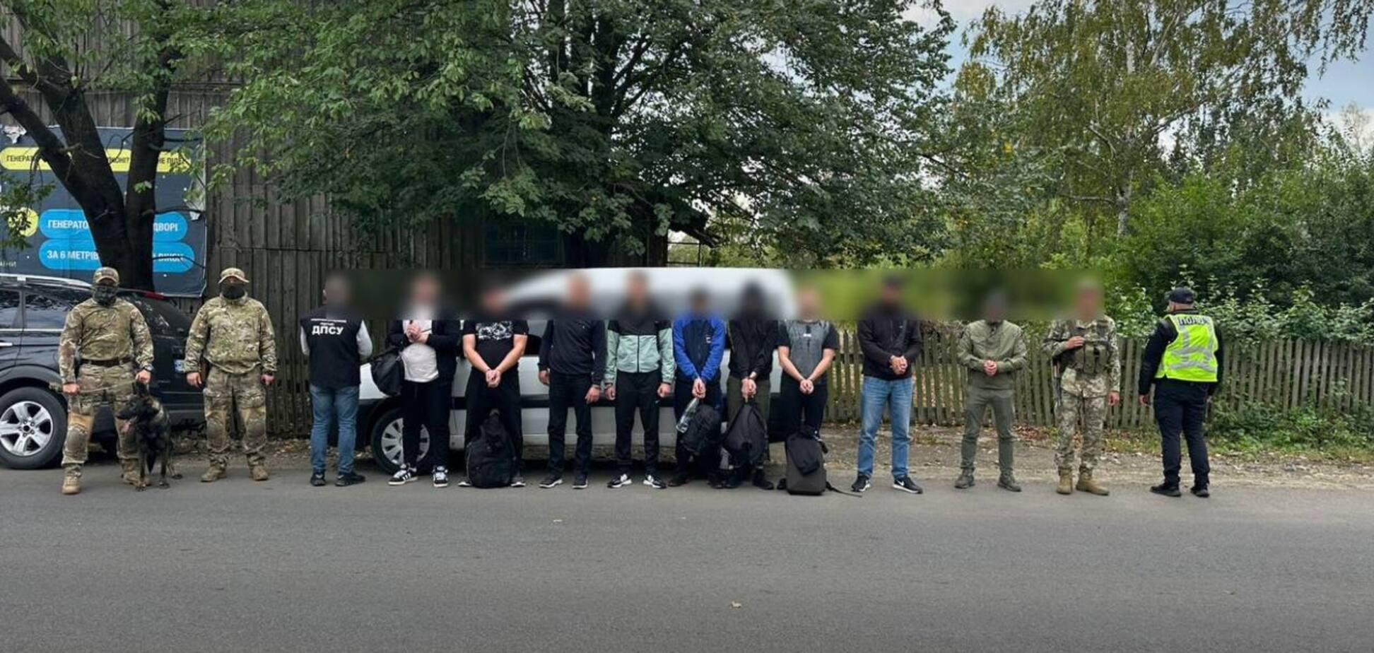 Намагалися 'прорватися' на авто: прикордонники викрили групу чоловіків, які незаконно хотіли потрапити до Румунії. Фото і відео