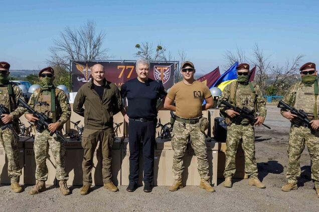 Лишь в одной точке почти 700 FPV-дронов: Порошенко привез большую партию помощи на восточный фронт