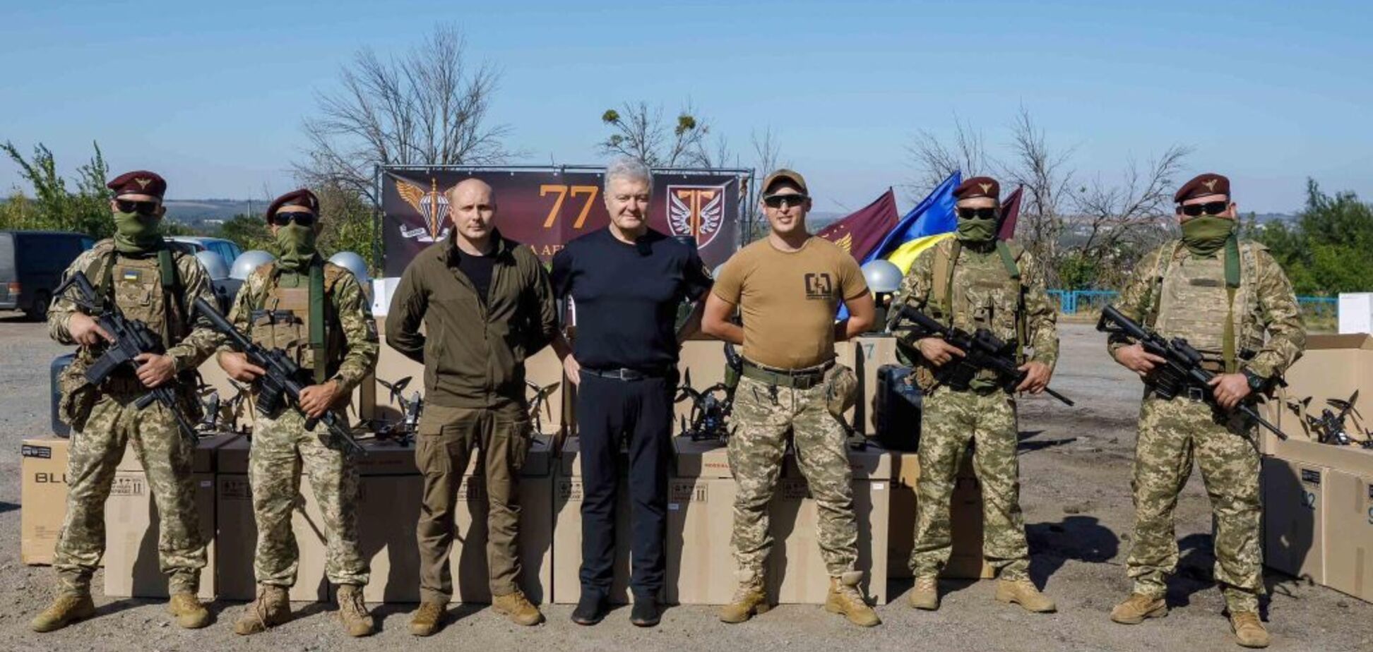 Лишь в одной точке почти 700 FPV-дронов: Порошенко привез большую партию помощи на восточный фронт