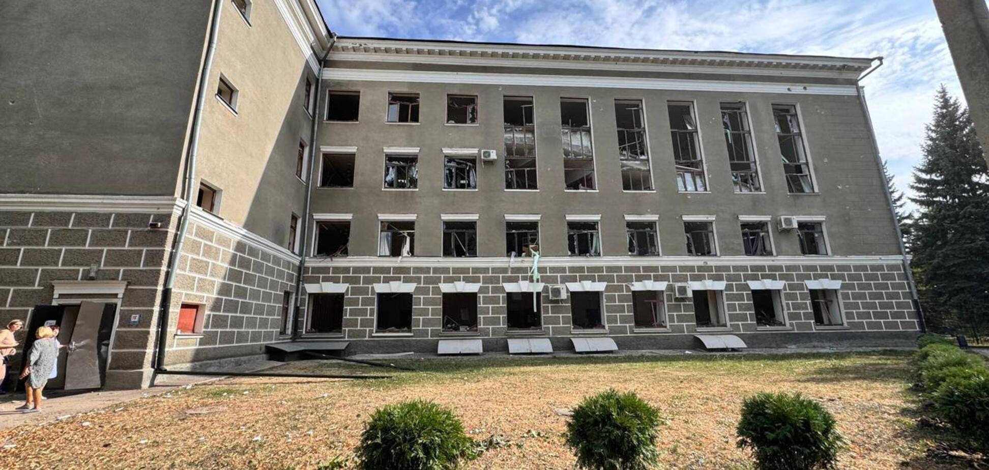 Росіяни вдруге за день вдарили по Харкову: є постраждалі, спалахнули гаражі та пошкоджено теплотрасу. Фото