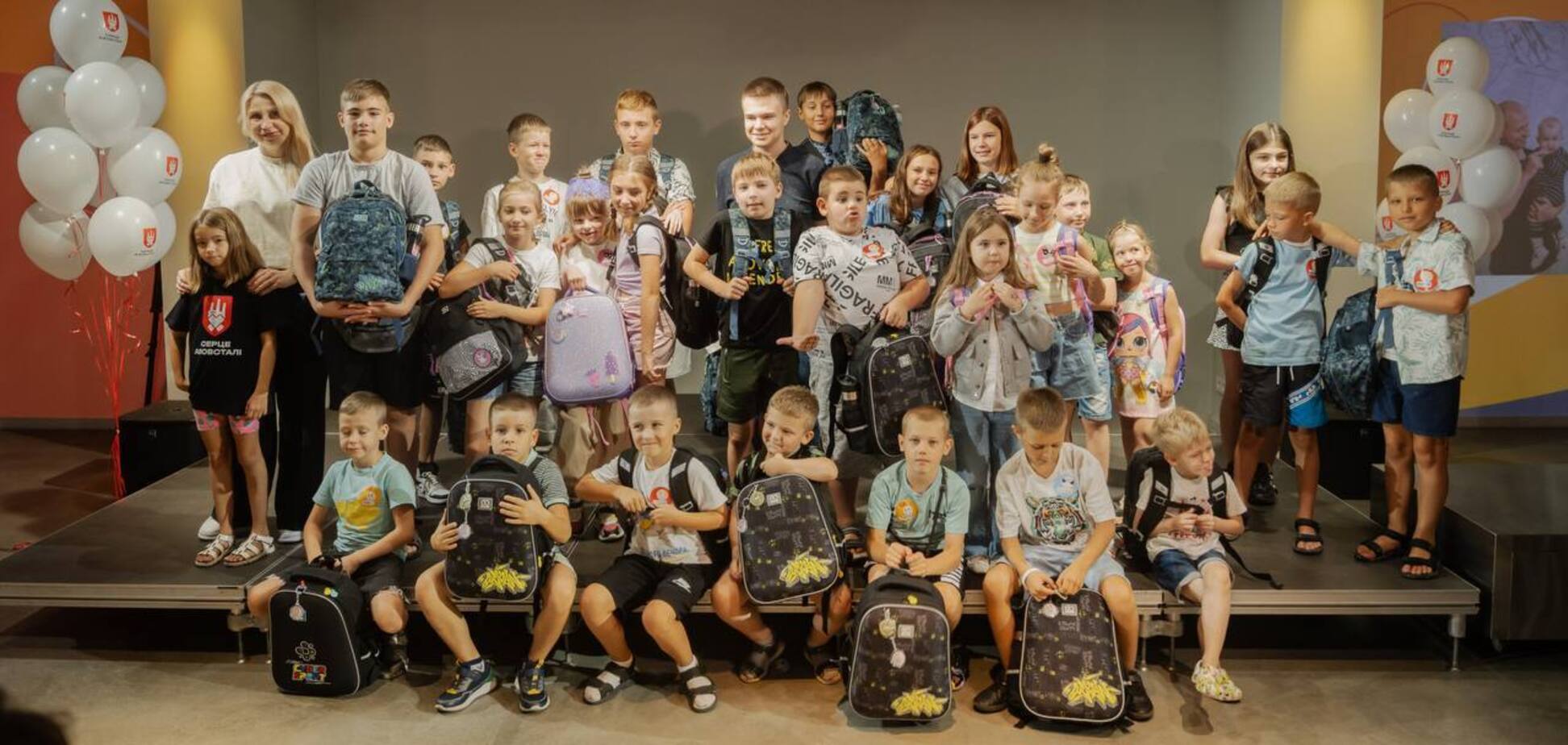 'Серце Азовсталі' Ахметова подарувало понад 1000 рюкзаків та свято дітям Героїв Маріуполя