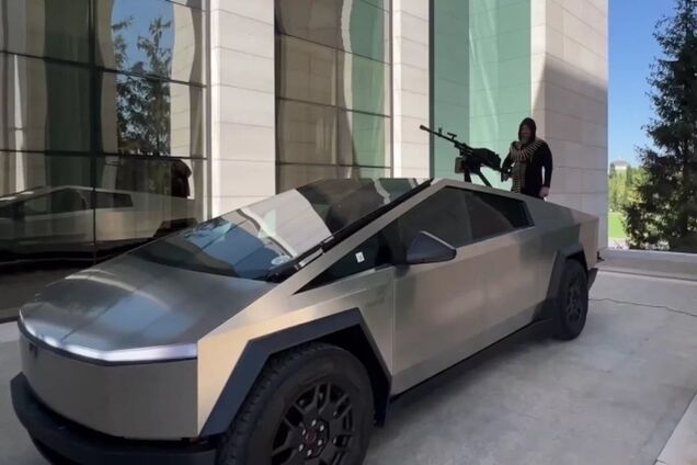 Кадиров похвалився ще двома Tesla Cybertrack із кулеметами на даху: раніше він скаржився на Маска. Відео
