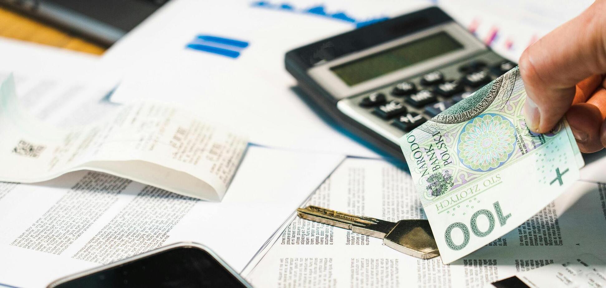 Правляча в Польщі партія внесла до парламенту законопроект, який залишить деяких українців без виплат