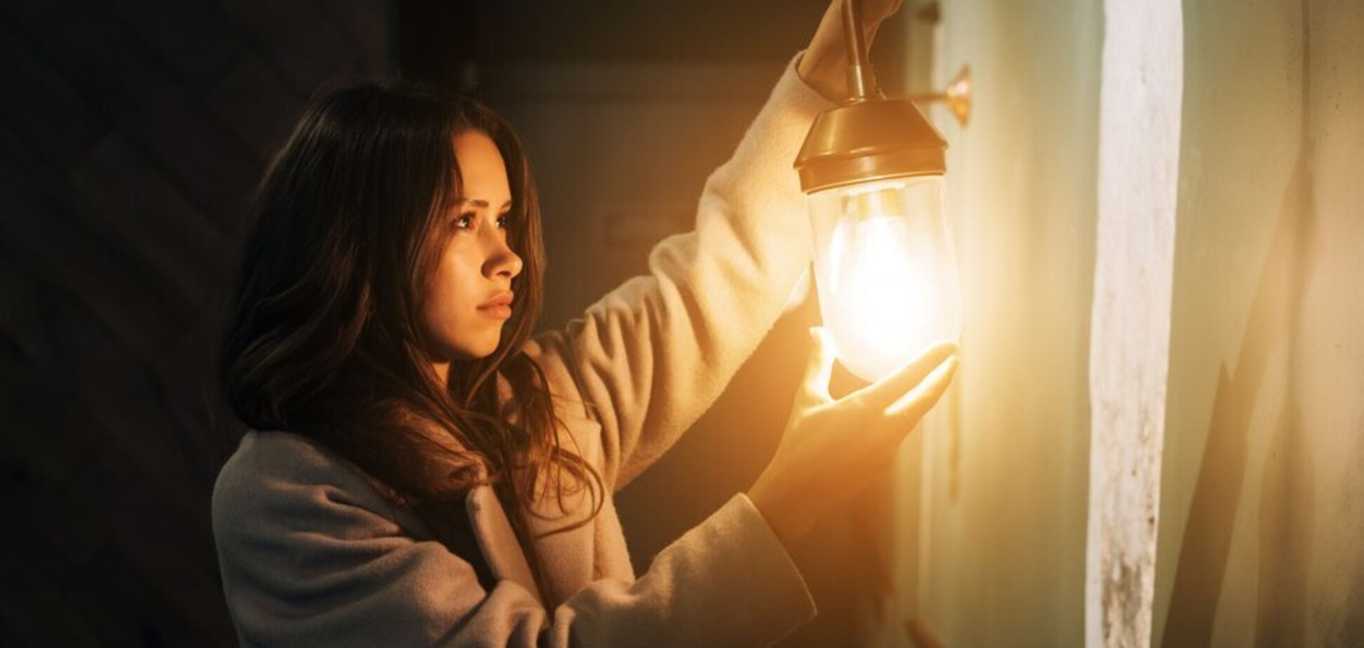 Сколько украинцев планируют остаться дома зимой, несмотря на проблемы с энергетикой: результаты опроса