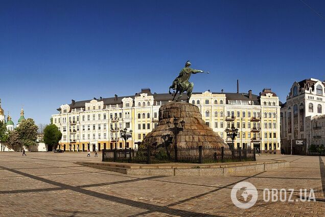 Кінцева трамваїв та велика клумба: у мережі показали, який вигляд мала Софійська площа в Києві у 1950-х роках. Фото