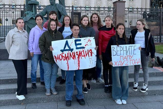 Родичі мобілізованих вийшли на протест біля будівлі Міноборони РФ у Москві: що вони вимагають. Відео
