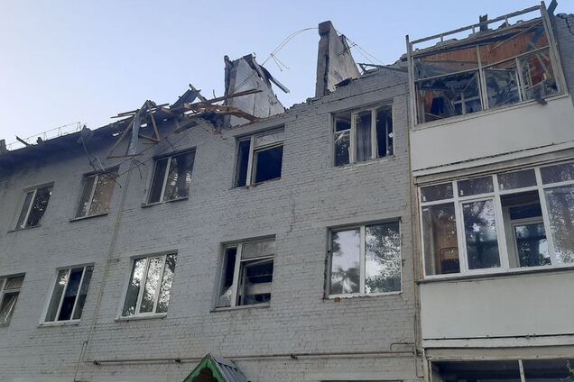 В Хмельницком в результате вражеской атаки поврежден дом: на месте работают экстренные службы. Фото и видео