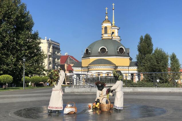 Скульптуры малышей-основателей Киева переодели в честь осеннего равноденствия. Фото