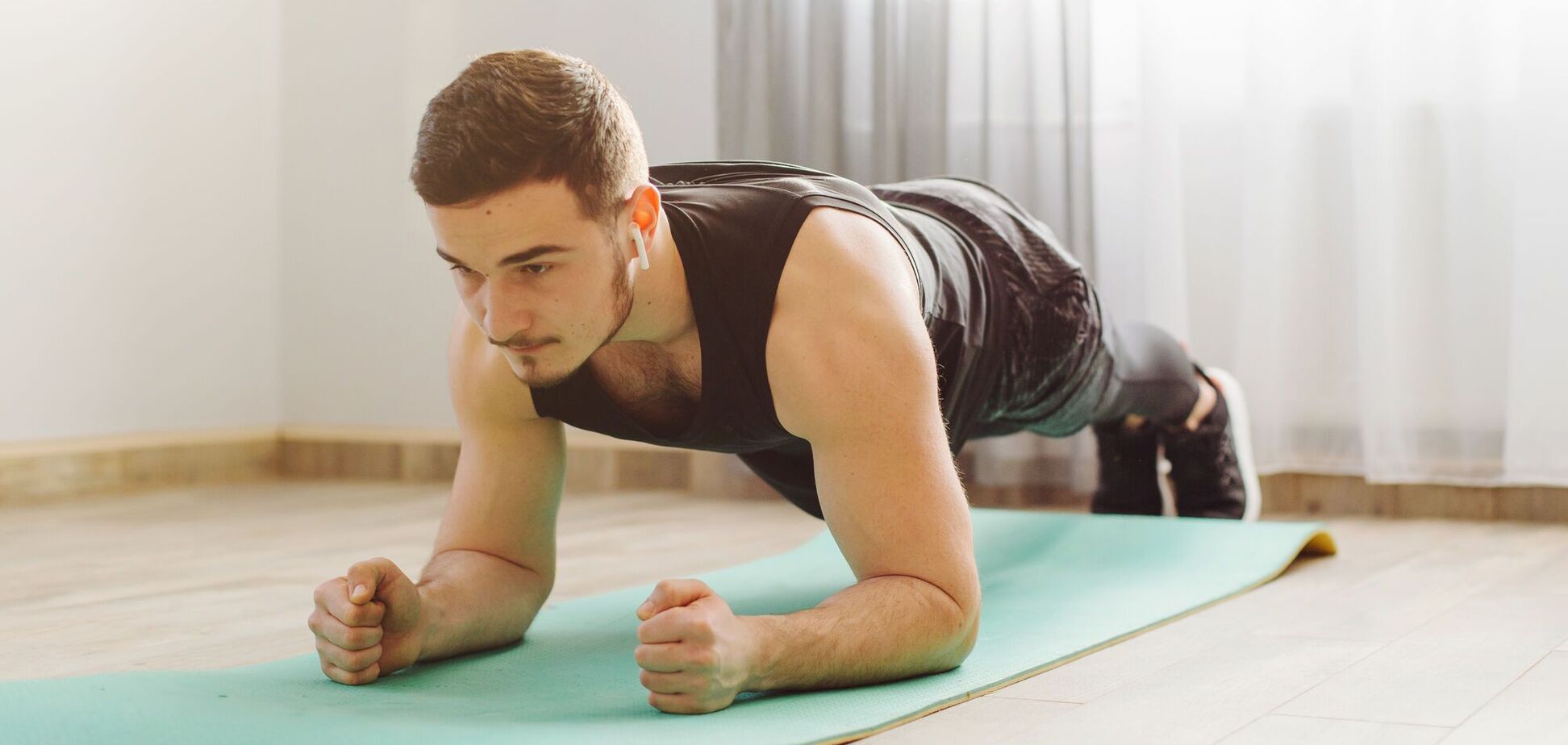 Фітнес без тренажерного залу: 7 вправ на підлозі, які варто  щодня виконувати чоловікам