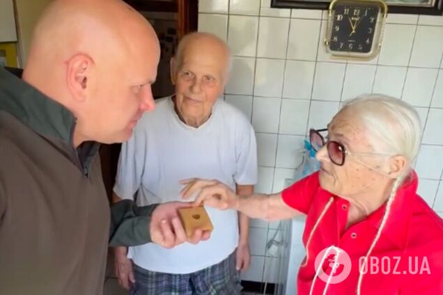 Волонтер подарував пральну машинку літньому подружжю, яке під час Другої світової переховувало євреїв. Відео