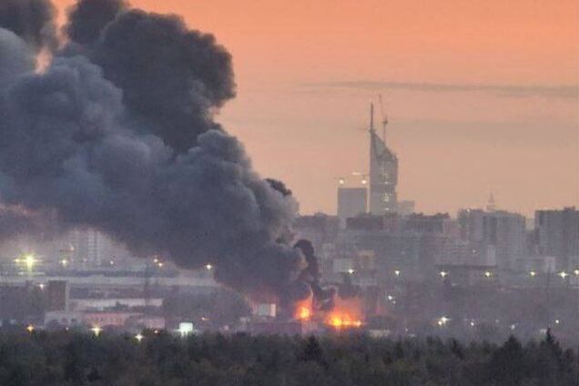 В Москве вспыхнул мощный пожар на складе, валит черный дым. Фото и видео