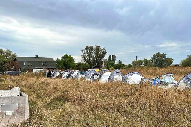 В Борисполе на пустыре обнаружили свертки с медикаментами: полиция начала расследование. Фото и видео