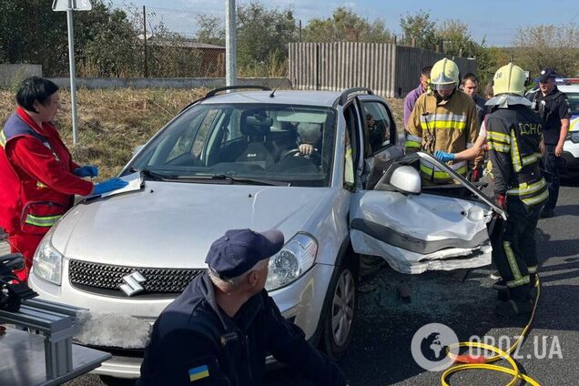 На Київщині сталась ДТП за участі двох легковиків: одного з потерпілих деблокували рятувальники. Фото