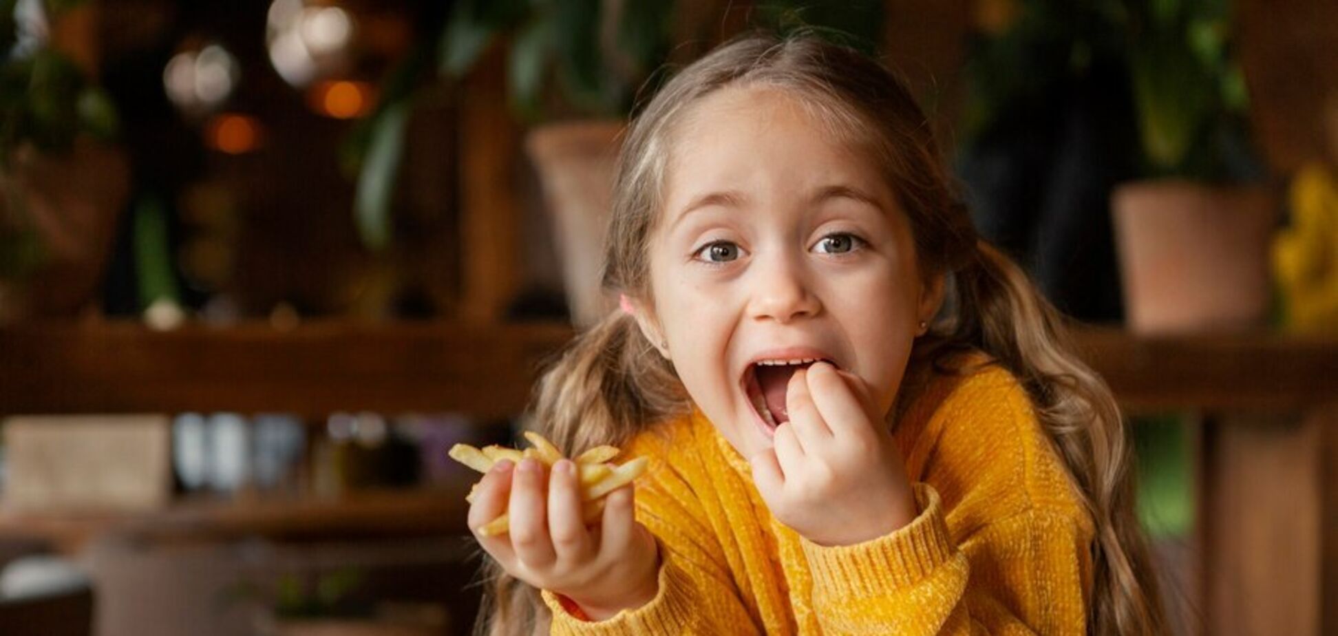 Названы 5 причин, почему детям следует есть руками