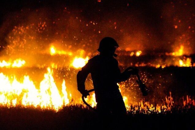 У Ростовській області поскаржилися на атаку дронів, спалахнула пожежа. Відео