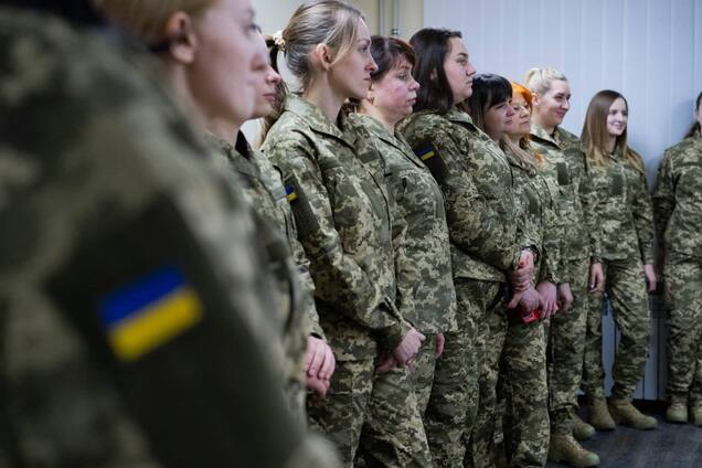 Жінки воюють разом із чоловіками: скільки українок служить у лавах ЗСУ 
