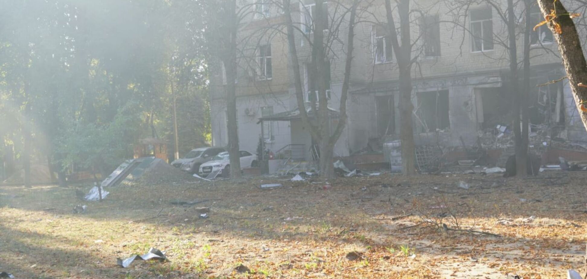 'Успели отойти': ГСЧС и полиция показали моменты повторного удара 'Шахедом' по больнице в Сумах. Видео