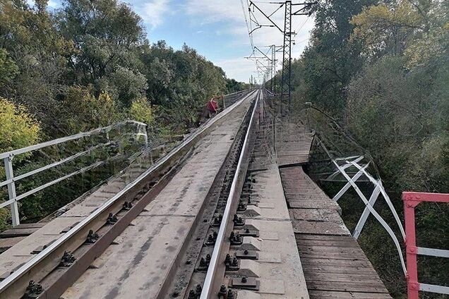 В Самарской области РФ раздался мощный взрыв: 'взлетел в воздух' железнодорожный мост. Фото и видео