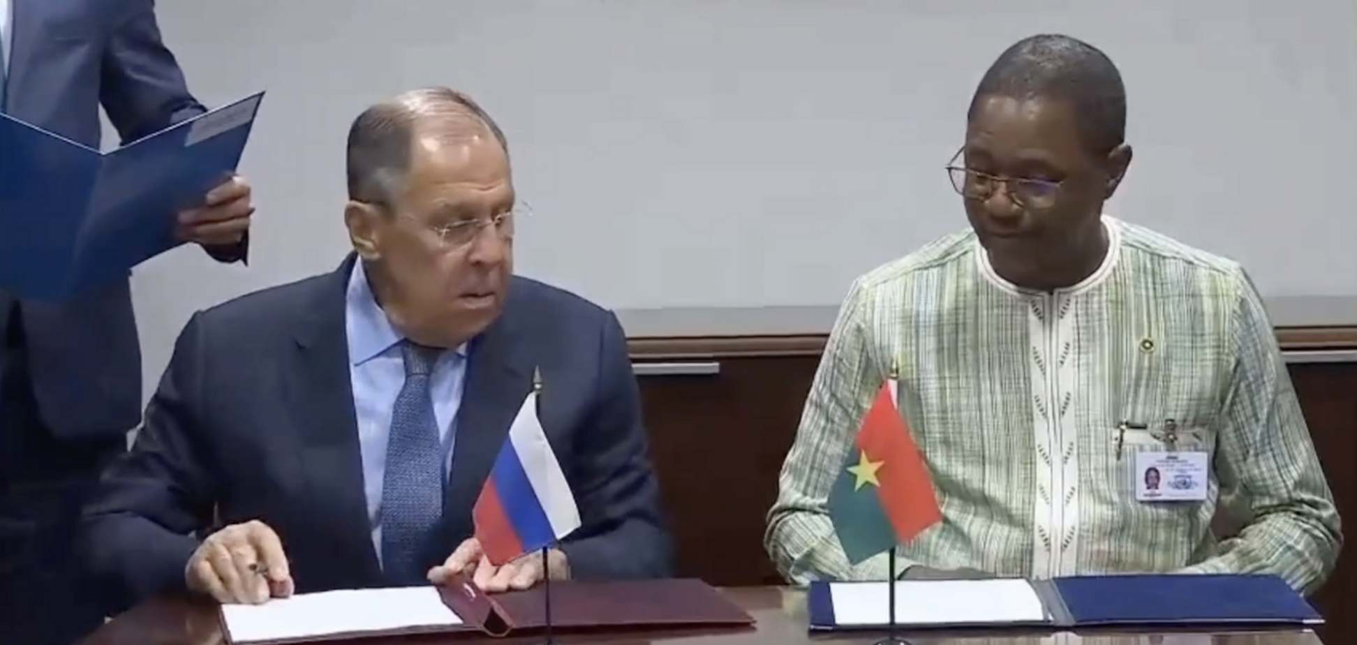 Россия, угрожающая ядерным оружием Украине из-за атаки дронами, подписала с Буркина-Фасо заявление о неразмещении оружия в космосе. Видео