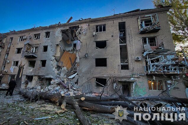 Поліція Запоріжжя показала фото зсередини житлового будинку, в який влучили окупанти 