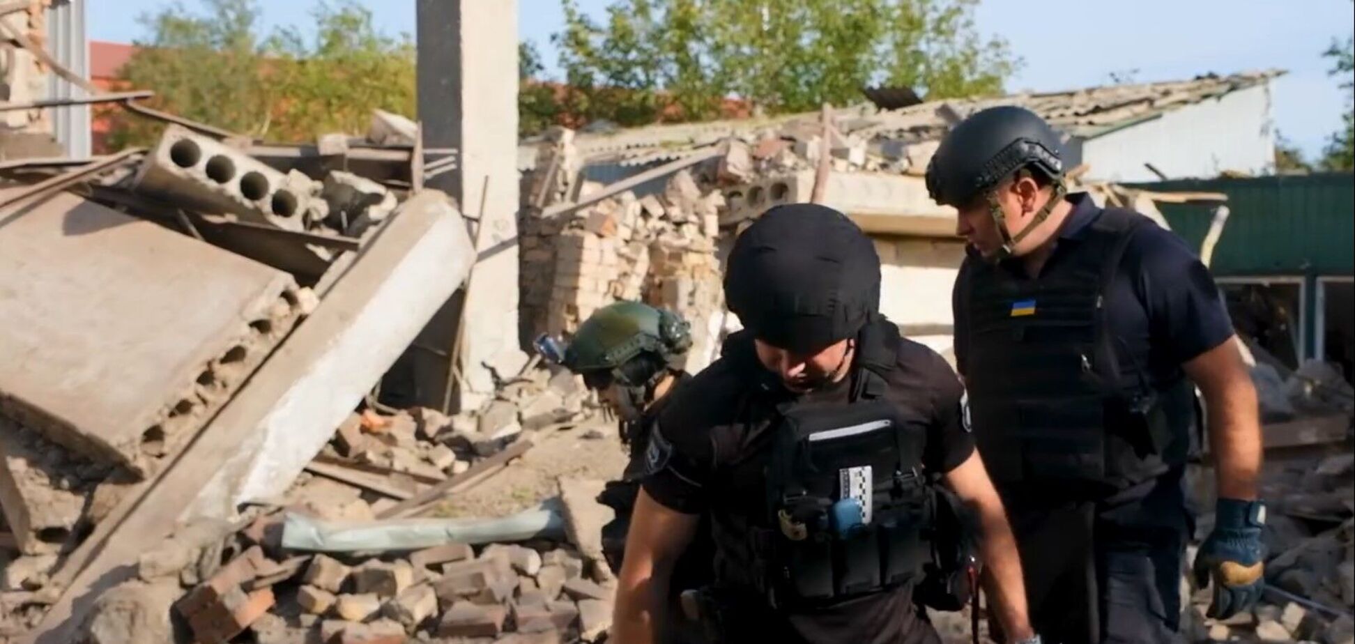 Оккупанты ударили по ТЦ и рынку в Константиновке: полицейские показали, как под обстрелами спасали людей