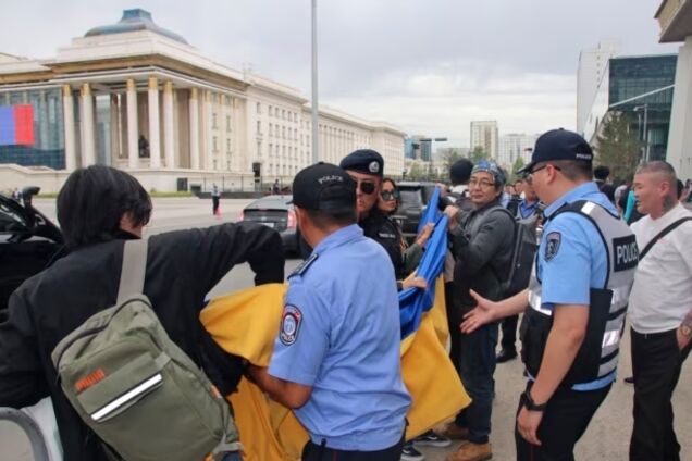 В Монголии во время визита Путина протестующие развернули флаг Украины. Фото