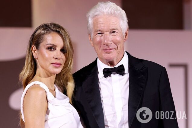 Річард Гір під час фестивалю в Венеції став на коліно та вклонився молодшій на 34 роки коханій: що про неї відомо