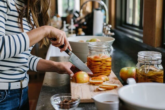 Как вкусно замариновать яблоки с болгарским перцем: можно будет есть уже через месяц